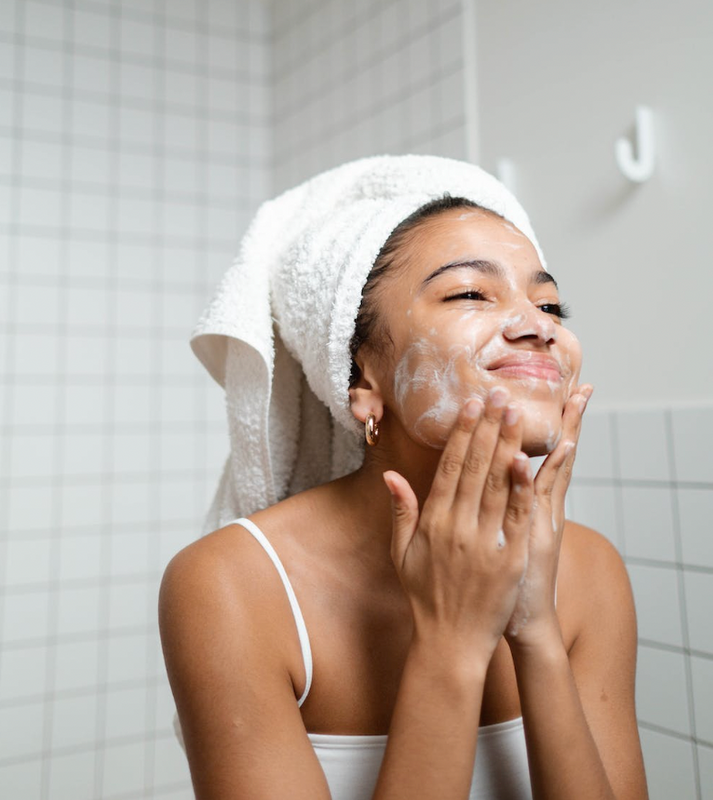 Les 5 erreurs courantes à éviter dans une routine de soins de la peau