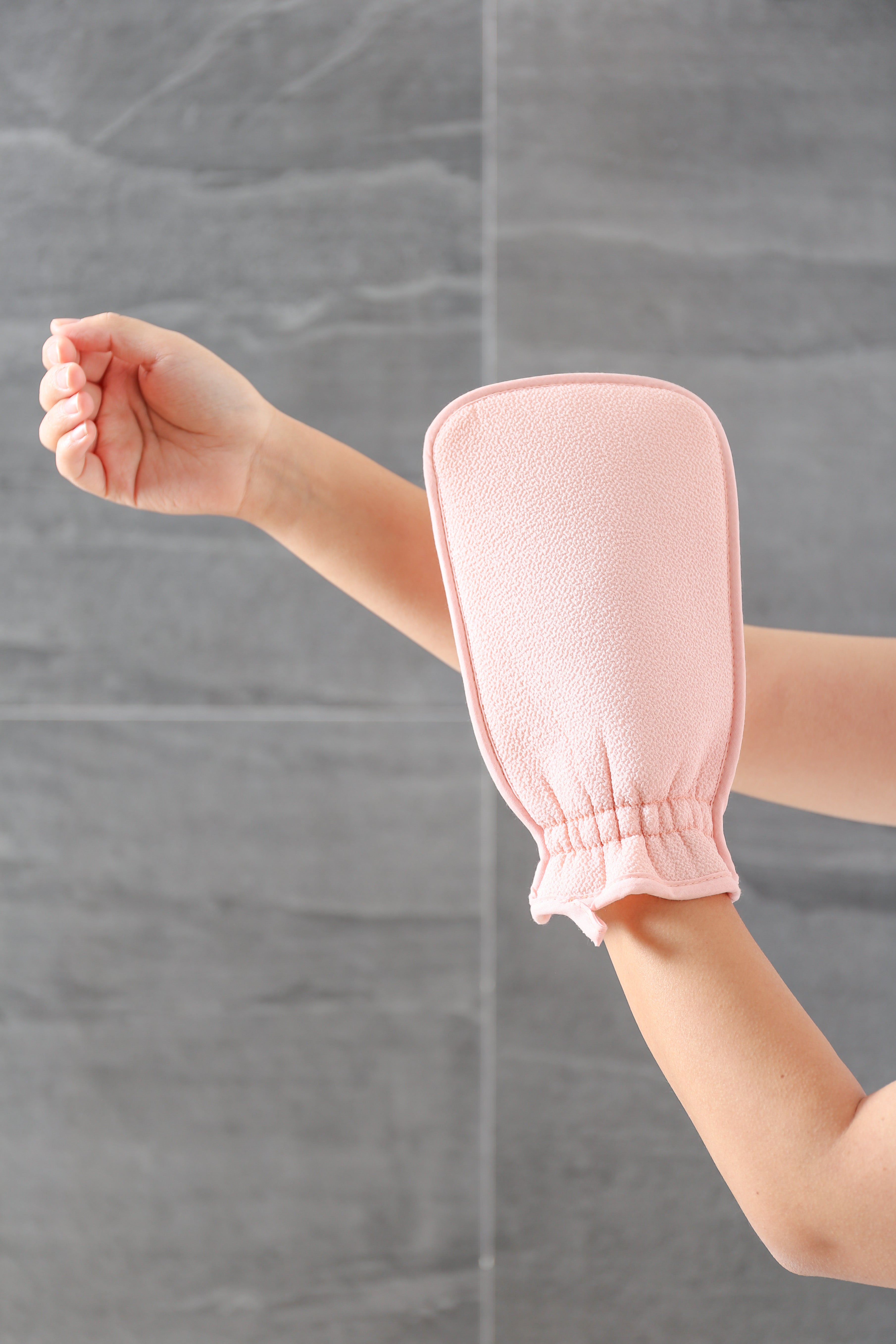 Comment un gant exfoliant peut améliorer votre routine de soins du cor Serinita Schweiz